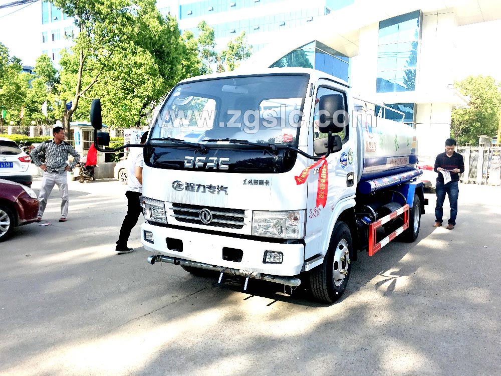 到湖北程力集團訂購灑水車，現(xiàn)貨供應(yīng)隨時出發(fā)