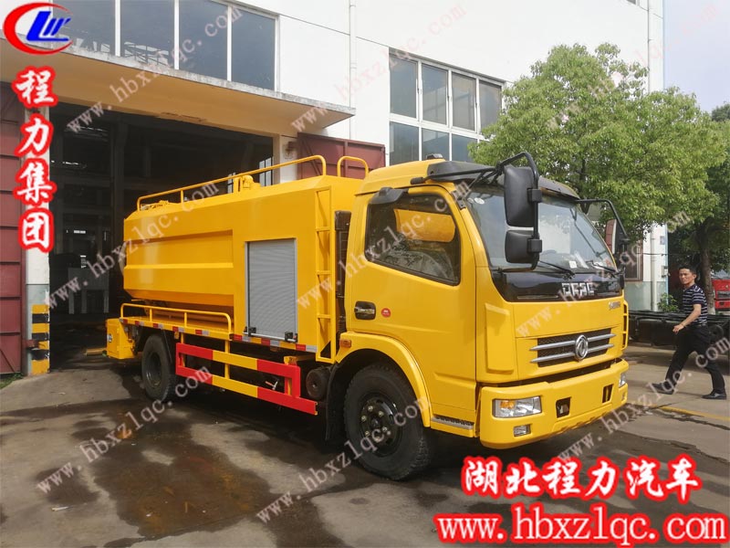 湖北程力集團(tuán)清洗吸污車遠(yuǎn)見(jiàn)聞名，深受廣大客戶追捧的多功能寶車！